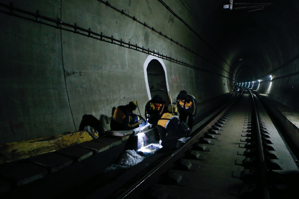 马边铁路运营隧道病害现状